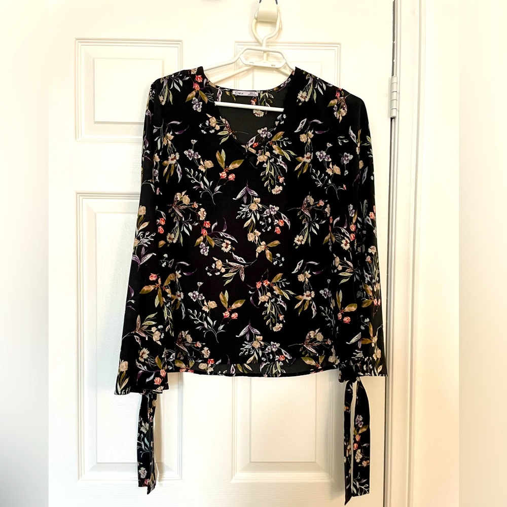 Dex black small top with flowers